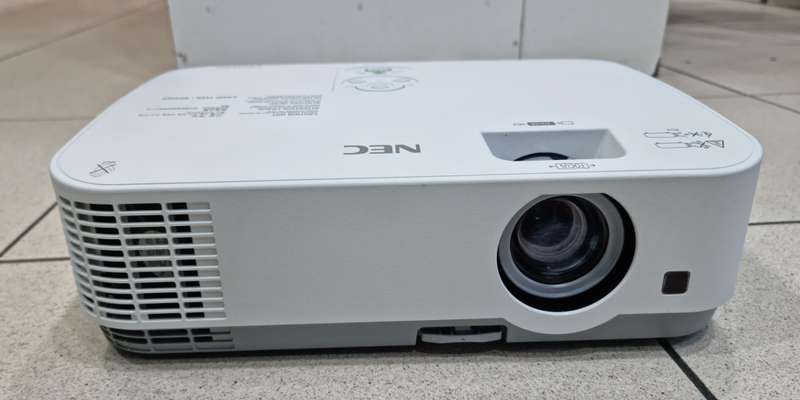 NEC ME331W Professional WXGA (1280x800) 3300 Lumens Desktop Projector