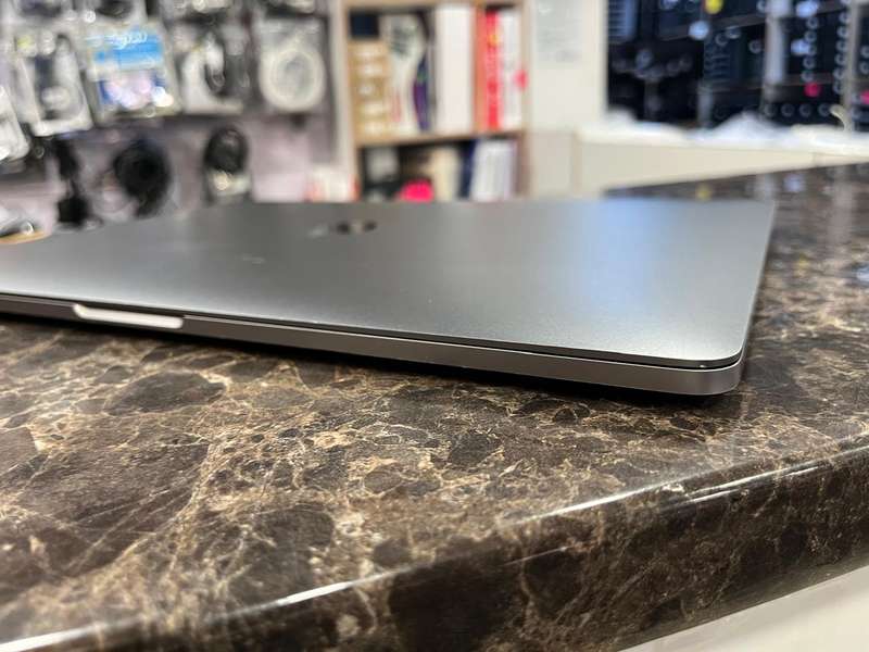 MacBook Pro 15 Inch 2017 (TOUCH BAR )2.9GHz Core i7 16GB RAM 512GB SSD Pre-owned.