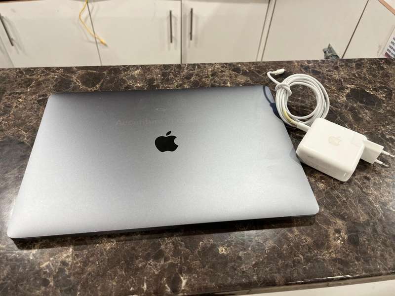 MacBook Pro 15 Inch 2017 (TOUCH BAR )2.9GHz Core i7 16GB RAM 512GB SSD Pre-owned.