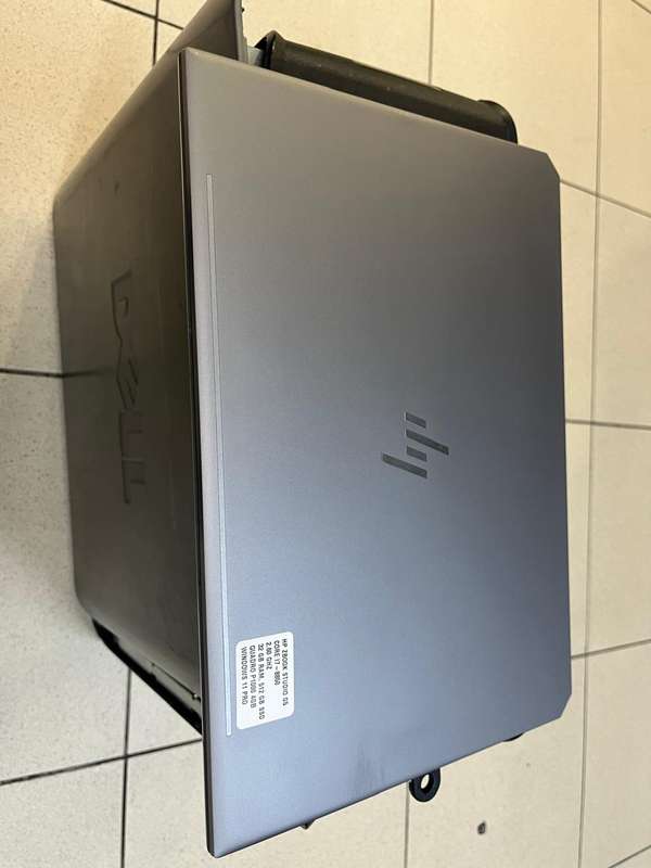 HP Zbook Studio G5 15.6" Mobile Workstation - Core i7 i7-8850H - 32GB RAM - 512 GB SSD - Windows