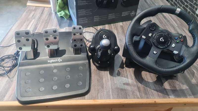 Logitech G920 Driving Force Wheel + Pedals + Shifter