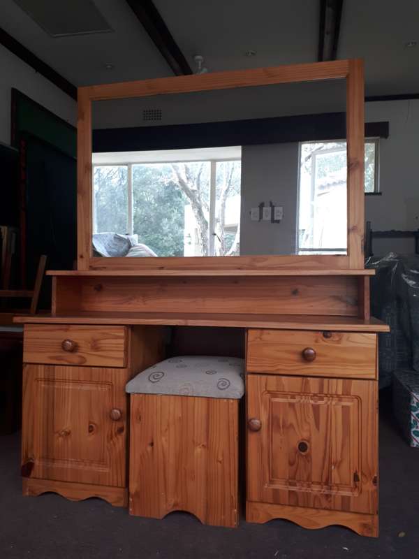 Oregon Pine Dressing Table with Stool