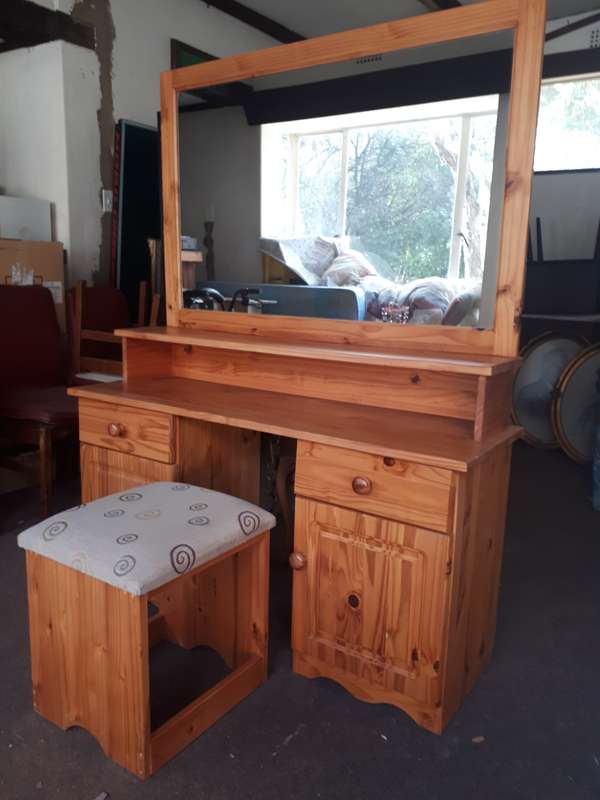 Oregon Pine Dressing Table with Stool
