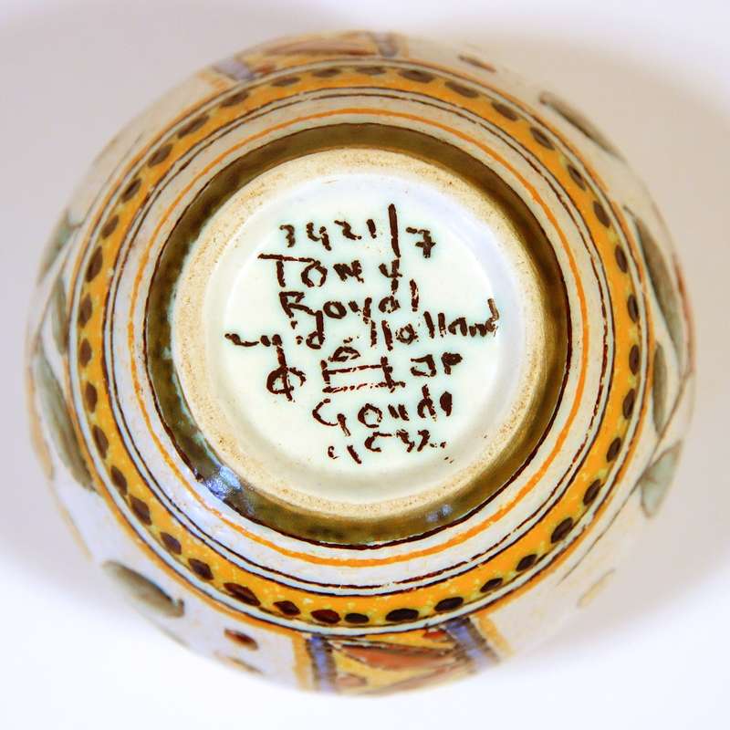 BEAUTIFULLY HAND-PAINTED SMALL GOUDA POTTERY VASE "TONY"