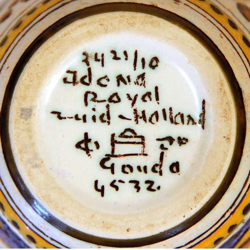 BEAUTIFULLY HAND-PAINTED MEDIUM SIZE GOUDA POTTERY VASE "Jdona"