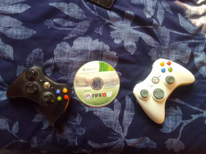 Xbox 360 FIFA 15 plus 2 controllers