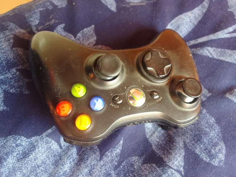 Xbox 360 FIFA 15 plus 2 controllers