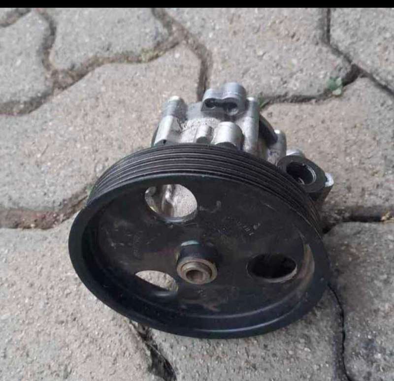 Nissan NP200 power steering pump