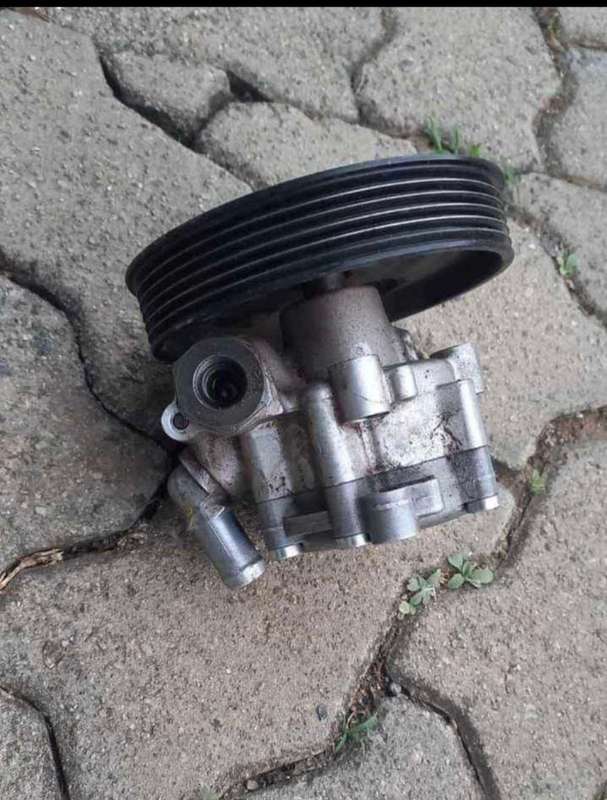 Nissan NP200 power steering pump