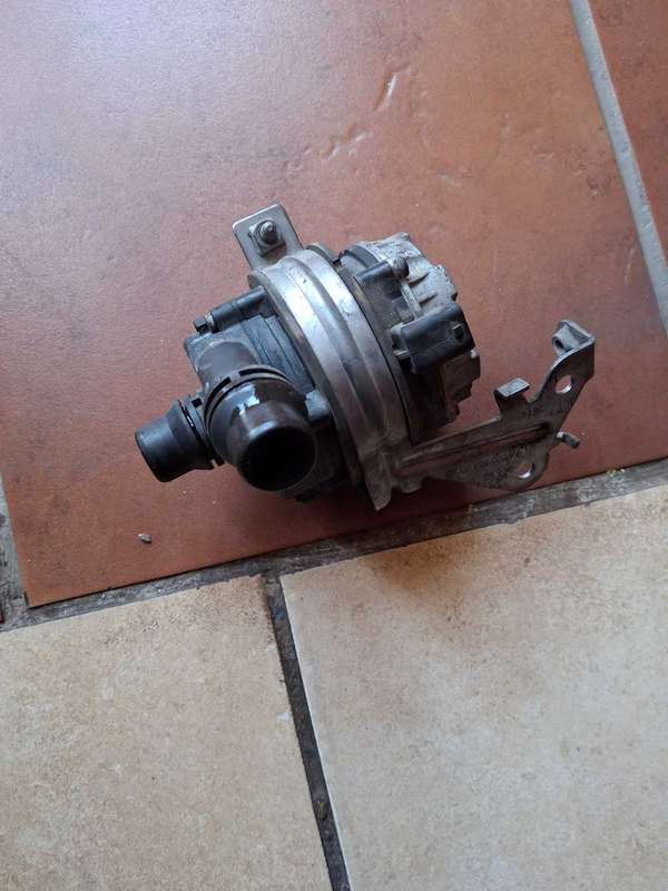Mercedes benz W205 auxiliary water pump