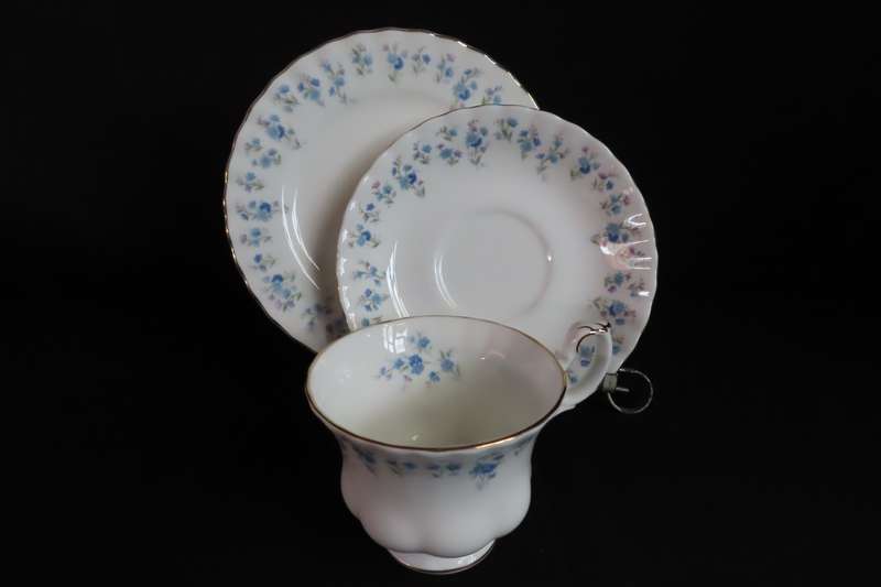 Royal Albert Memory Lane 6 x Tea Trio's. (18 Piece)