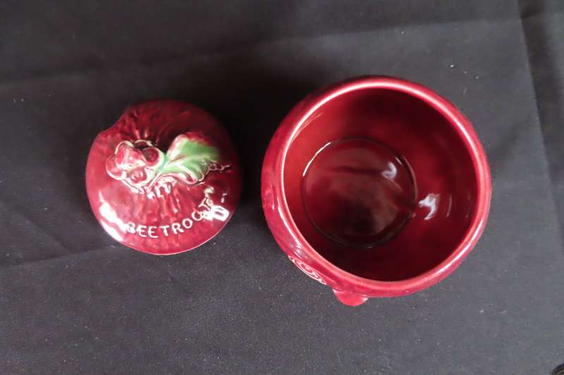 Sylvac Beetroot Lidded Face Pot- 5127