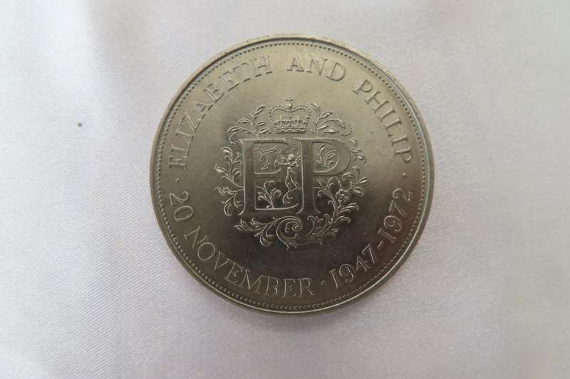 Queen Elizabeth & Prince Phillip 25th Wedding Anniversary 1947-1972 Coin