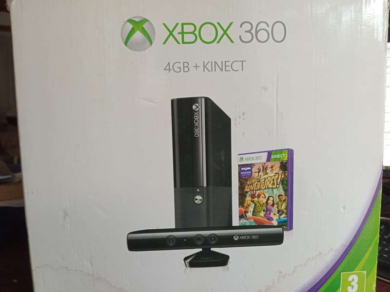 XBOX 360 E 4GB KINECT BUNDLE(NO CONTROLLERS)