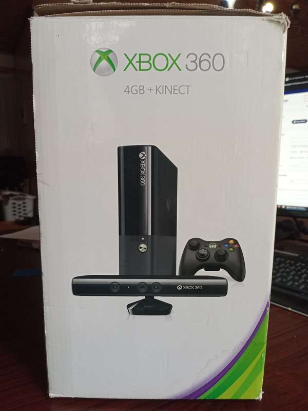 XBOX 360 E 4GB KINECT BUNDLE(NO CONTROLLERS)
