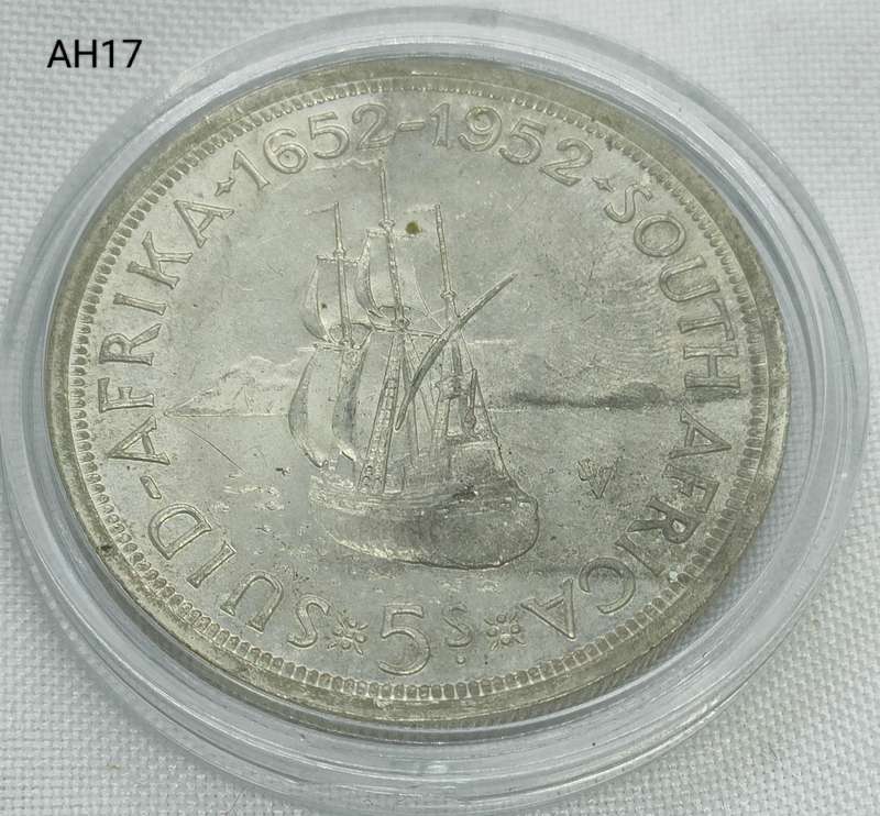1952 Union of SA crown - 5 shillings - .500 silver - in capsule