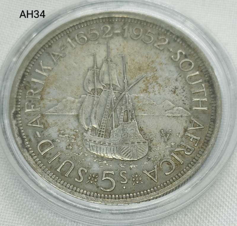 1952 Union of SA crown - 50c - .500 silver - in capsule