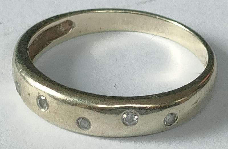 Vintage 9ct Gold ring - 2.15 g - lovely white gemstones- gemstones not identified