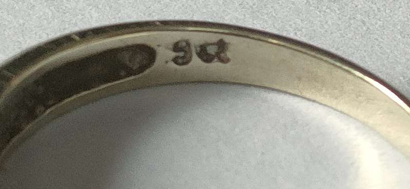 Vintage 9ct Gold ring - 2.15 g - lovely white gemstones- gemstones not identified