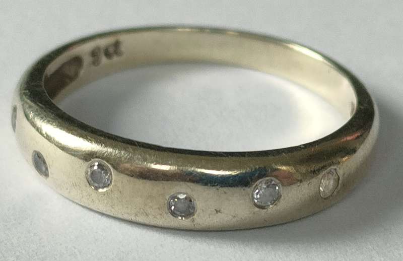 Vintage 9ct Gold ring - 2.15 g - lovely white gemstones- gemstones not identified