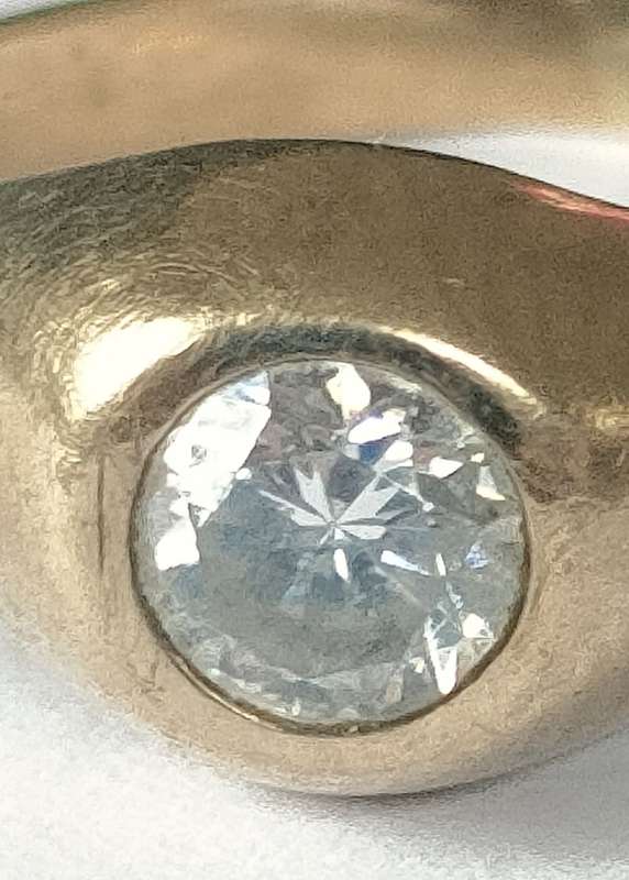 Vintage 9 ct gold ring - 1.54 g - lovely condition with unidentified white stone