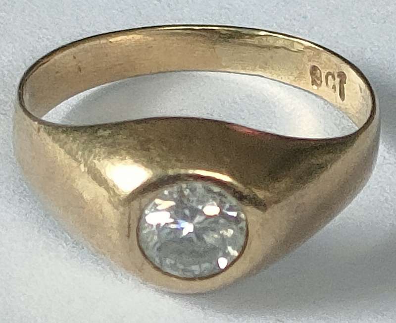 Vintage 9 ct gold ring - 1.54 g - lovely condition with unidentified white stone