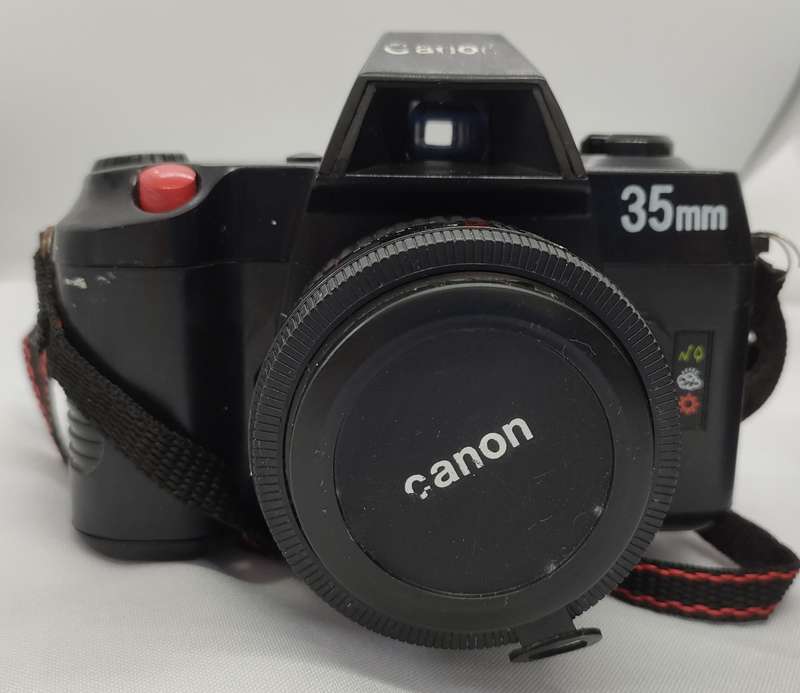Vintage Canon 35mm camera in bag - appears in excellent condition - selling as is