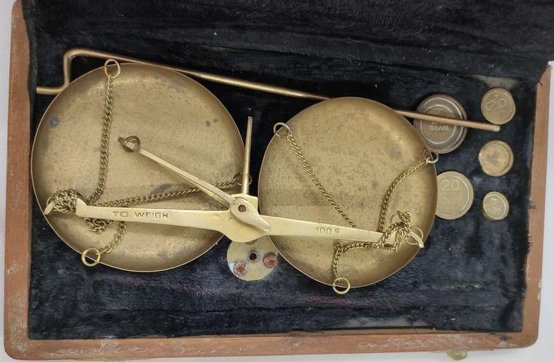 Vintage 100 g Brass balance scale in wooden box with all weights - undamaged and complete