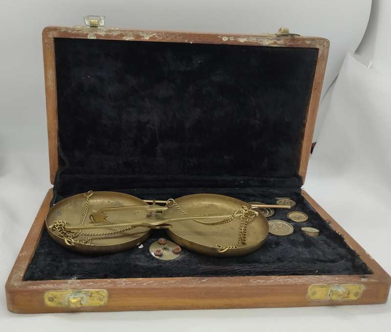 Vintage 100 g Brass balance scale in wooden box with all weights - undamaged and complete