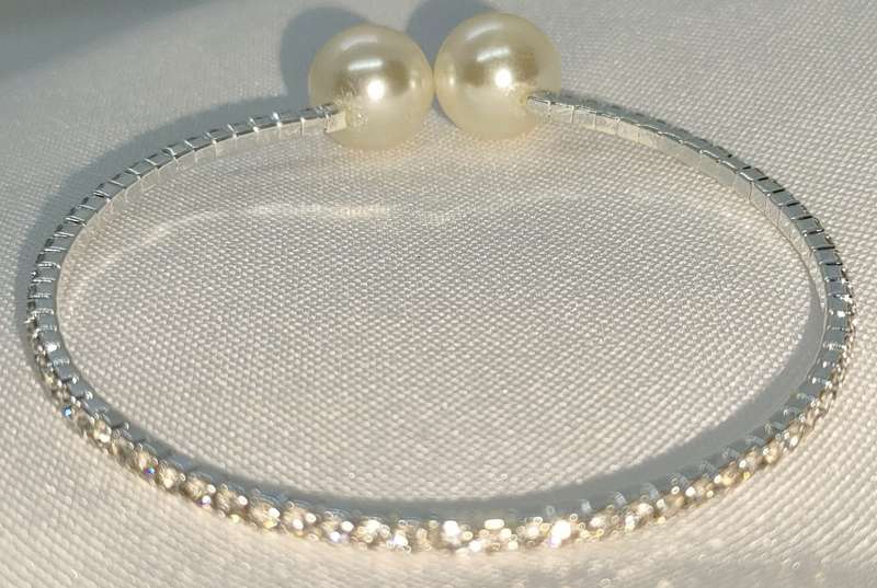 Stunning stainless-steel silver-plated bracelet with gorgeous rhinestones and faux pearls