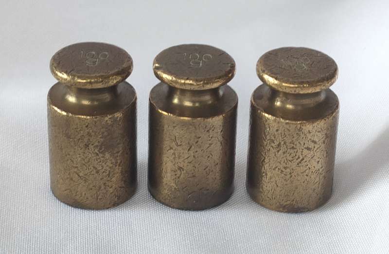 Vintage 100 g Brass weights: Lovely item, undamaged