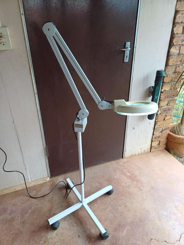 Beauty magnifying lamp