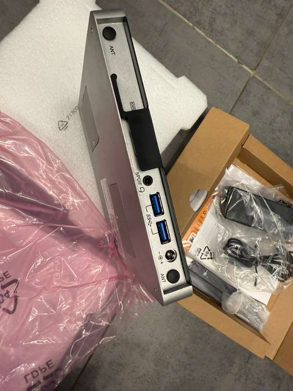 CORE I5 6TH GENE MINI PC {advantech ds-081,Ci5 6th gene,8gb,128gb ssd)