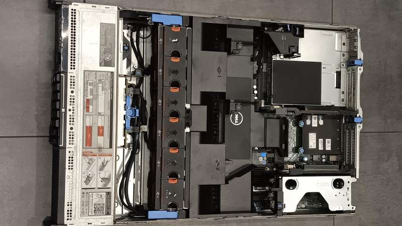 Dell Poweredge R730 Server/ intel Xeon E5 2620 V3 Cpu/64gb Memory/1.8TB HDD/
