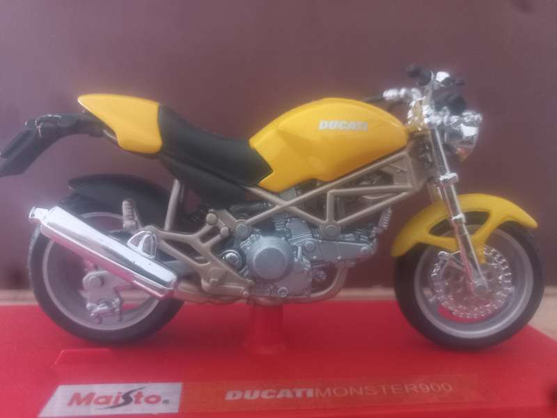 DUCATI  DIECAST  MONSTER    R900