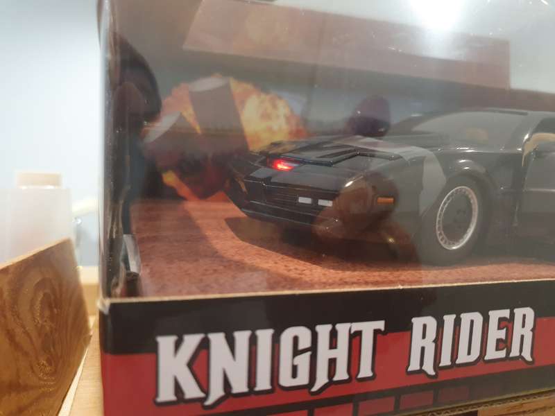 KNIGHT RIDER       K.I.T.T.       SCALE1/18      -    1/24      22cm   WORKING GRILL LIGHT  MOVING