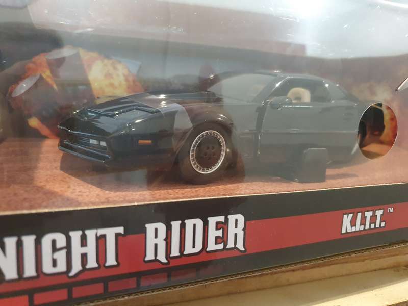 KNIGHT RIDER       K.I.T.T.       SCALE1/18      -    1/24      22cm   WORKING GRILL LIGHT  MOVING