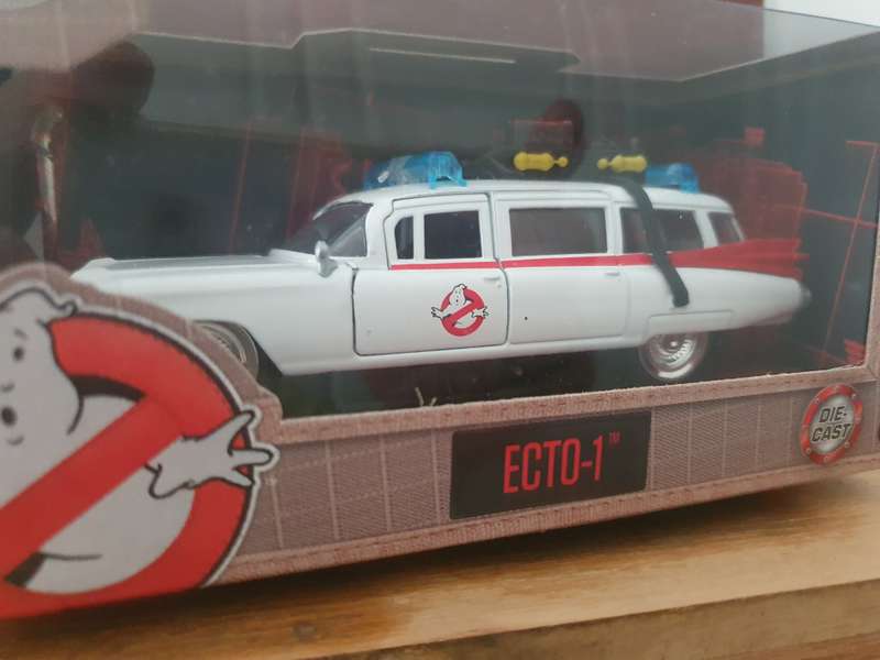 Ghost Busters  DIE CAST       FULLY KITTED  ICONIC    STATION WAGON   ORIGINAL BOX