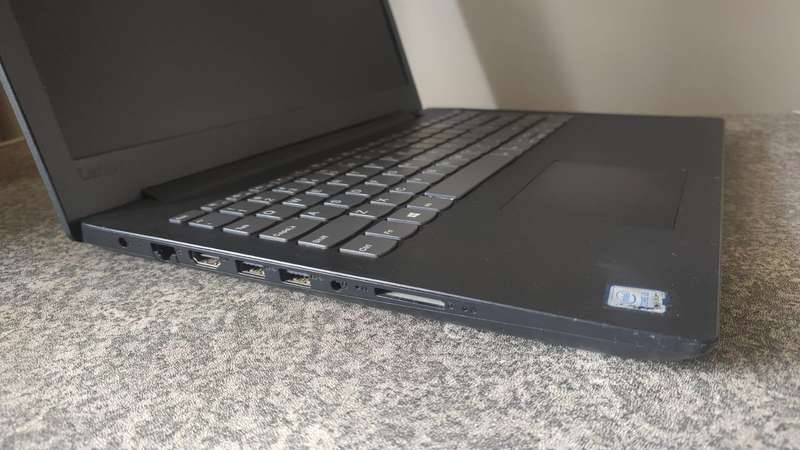 Lenovo Ideapad Intel i3 6th Gen 4GB DDR4 RAM 500GB Hard Drive WIN 10 Perfect working Order