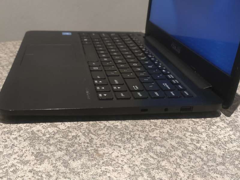 Asus E402N Intel Celeron N3350 Processor 14" HD Display 4GB RAM 500GB HD WINDOWS 10
