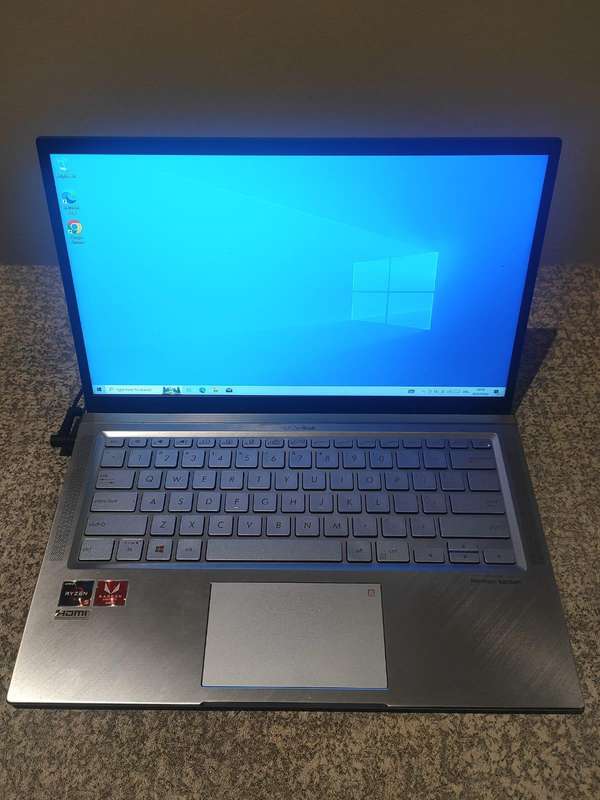 ASUS ZenBook 14" Display RYZEN 5 8GB Ram 256GB M.2 SSD Radeon Graphics WIN 11