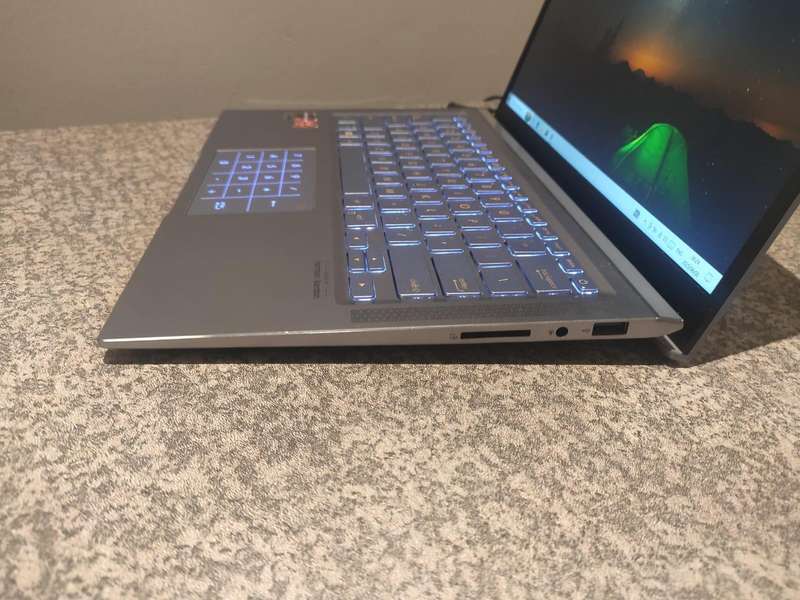 ASUS ZenBook 14" Display RYZEN 5 8GB Ram 256GB M.2 SSD Radeon Graphics WIN 11