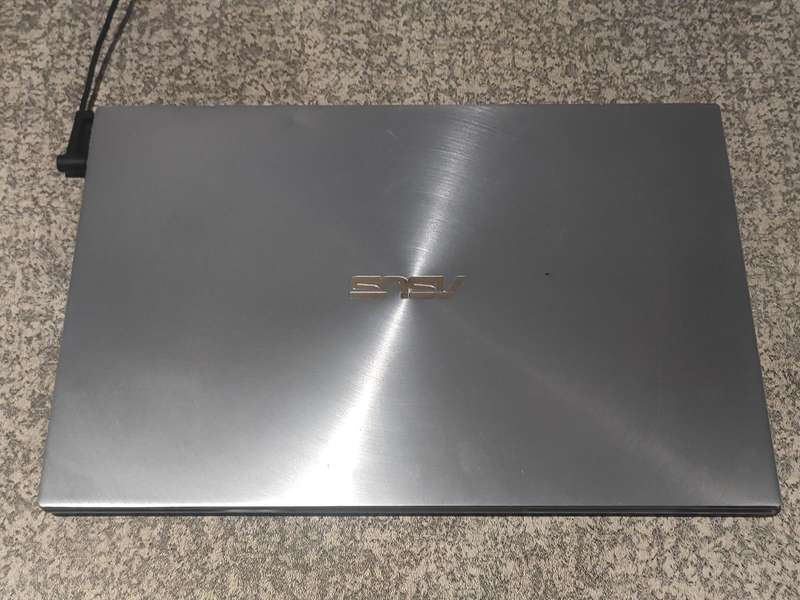 ASUS ZenBook 14" Display RYZEN 5 8GB Ram 256GB M.2 SSD Radeon Graphics WIN 11