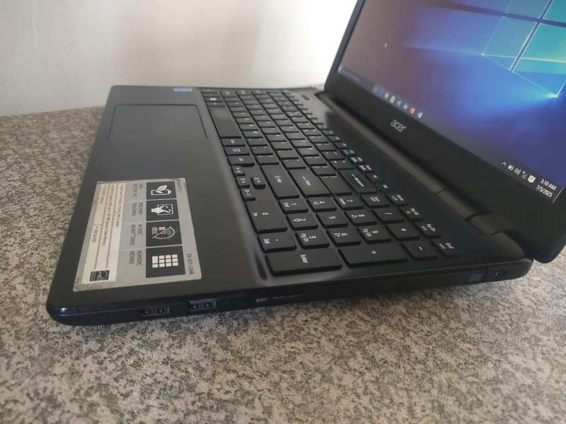 Acer Aspire E5-571 Intel Core i3-4030U HD Display 4GB RAM 500GB HD DVD WIFI BLUETOOTH WINDOWS 10