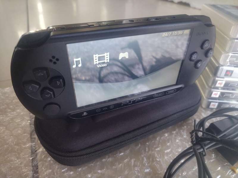 Playstation Portable (PSP Street Console With Games)