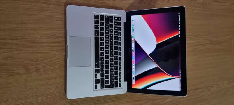 Mid 2012 MacBook Pro 13"| Intel Core i7| 16GB Memory| 240GB SSD This is great upgraded must go toda