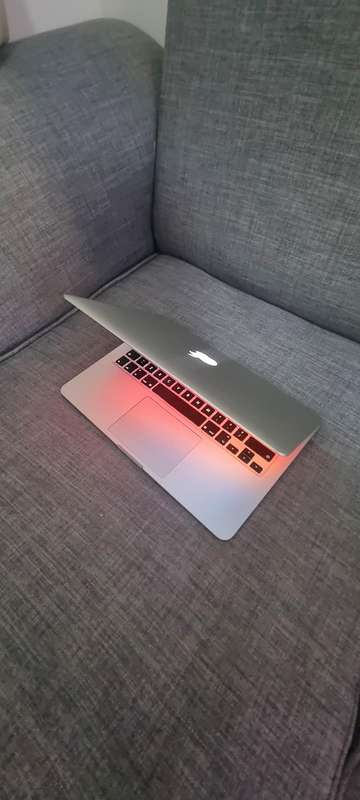 Mid 2014 MacBook Pro 13-inch Retina Display| Intel Core i5| 8GB Memory| 256GB SSD & Charger included