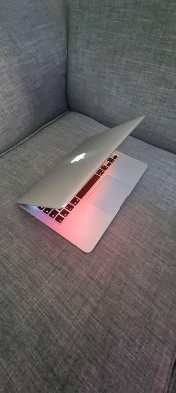 Mid 2014 MacBook Pro 13-inch Retina Display| Intel Core i5| 8GB Memory| 256GB SSD & Charger included