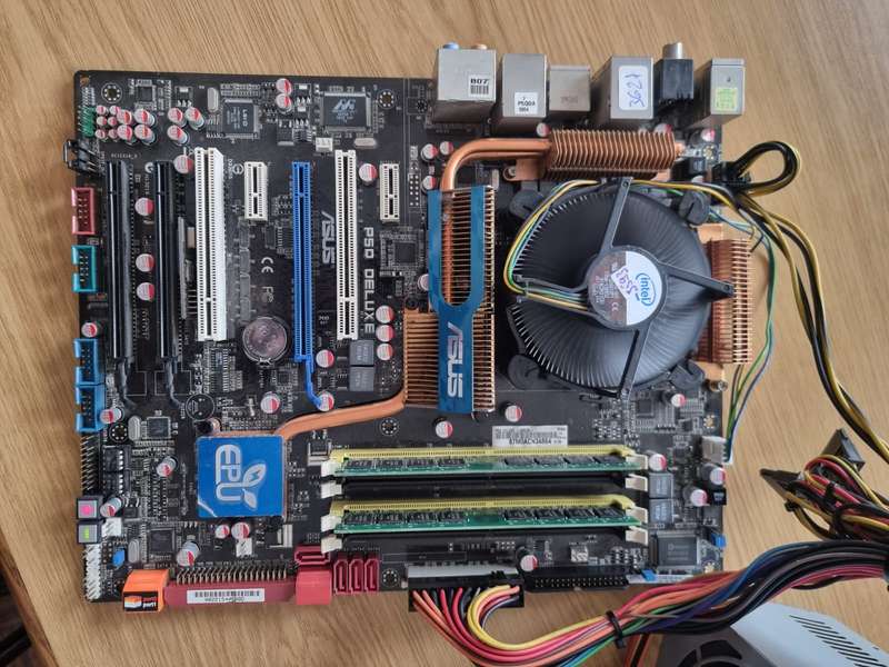 ASUS P5Q Deluxe Socket T (LGA 775) ATX motherboard, Intel Core 2 Duo, DDR2 4GB Ram