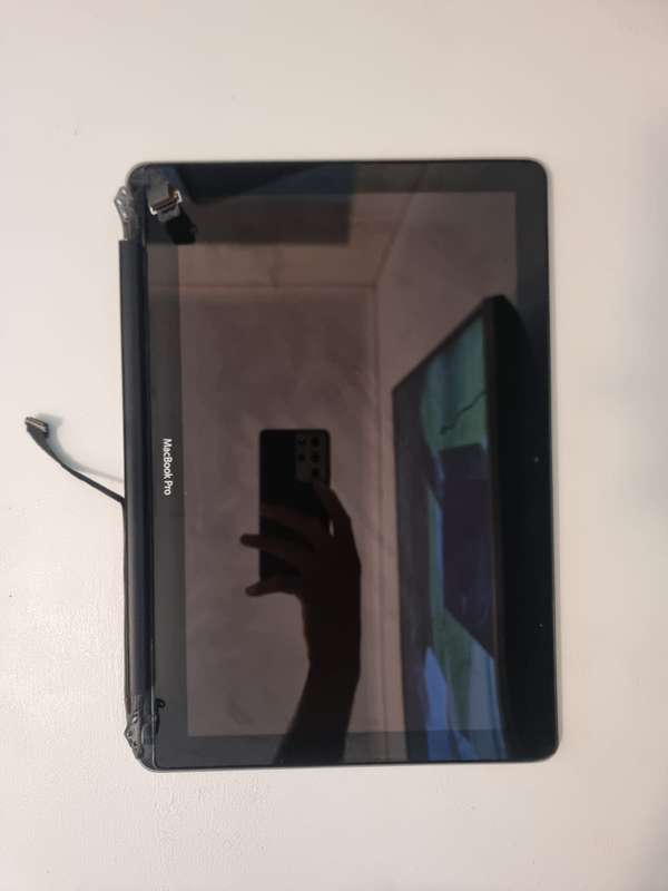 Mid 2009 MacBook Pro 13" LCD Screen Replacement